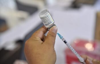 Jóvenes serán dosificados con Pfizer en tanto que los adultos de 50 años en adelante recibirán la vacuna AstraZeneca, anunció Salud Pública.