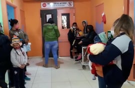 Las madres esperan paradas para que sus hijos sean atendidos en el
área de Urgencias de Pediatría.