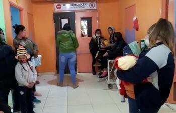 Las madres esperan paradas para que sus hijos sean atendidos en el
área de Urgencias de Pediatría.