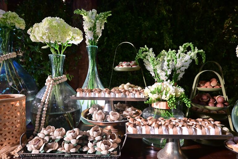 La mesa de dulces, la mesa de café y la torta preparo De La Casa Pederzani.