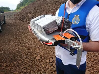 La mini lancha a control remoto que se utiliza para el contrabando de celulares.