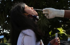 Una joven es testeada en busca de coronavirus.