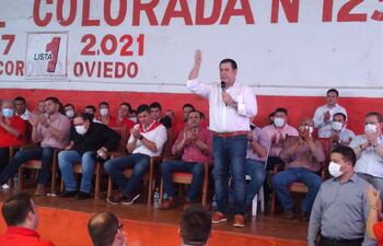 Momento en que el lider de HC, Horacio Cartes, hace su discurso en el encuentro colorado registrado esta mañana en Coronel Oviedo