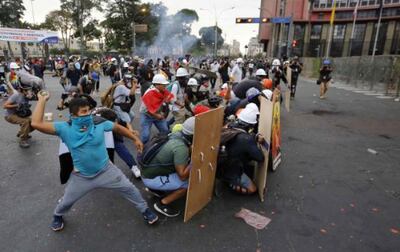 Manifestantes y policías se enfrentan en Lima.