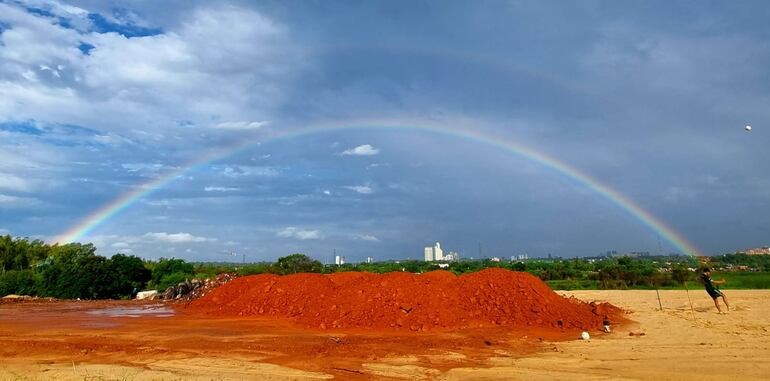 Un arcoiris sobre Asunción en la tarde de hoy. No duró mucho, porque la lluvia volvió a desatarse.