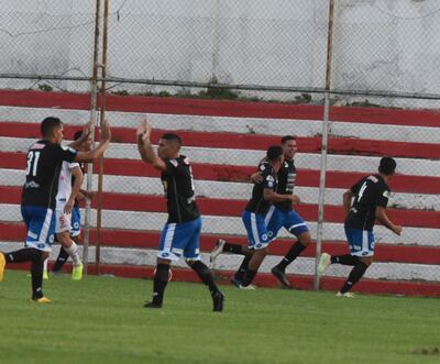 Festejo de los jugadores del 12 de Octubre tras uno de los goles ante River.