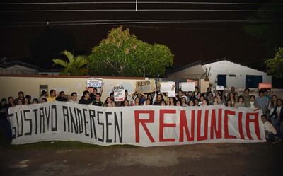 Una de las tantas protestas contra el docente tiempo atrás, que acumuló una serie de denuncias por acoso y que ahora admitió ante la justicia una de las denuncias.