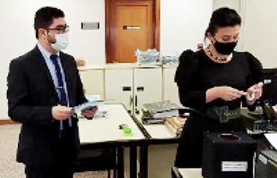 Sorteo de primer opinante realizado por la camarista Mirtha Sánchez, del Tribunal de Apelaciones de Pedro Juan Caballero. Hizo una llamativa maniobra para sacar un papel del costado de la urna.