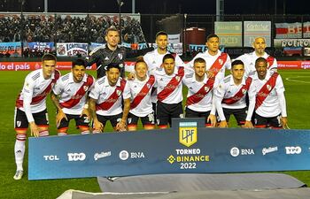 Una mujer posa con los jugadores de River previo al encuentro con Arsenal. El 21 de agosto es el #DíaDeLaFutbolista y la Liga argentina se suma al reconocimiento para aquellas mujeres que participan en todo tipo de competencia futbolística.