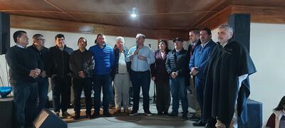 Ever Federico Villalba (centro, micrófono en mano) precandidato a senador por el PLRA, celebró su cumpleaños rodeados de dirigentes políticos, amigos y parientes.