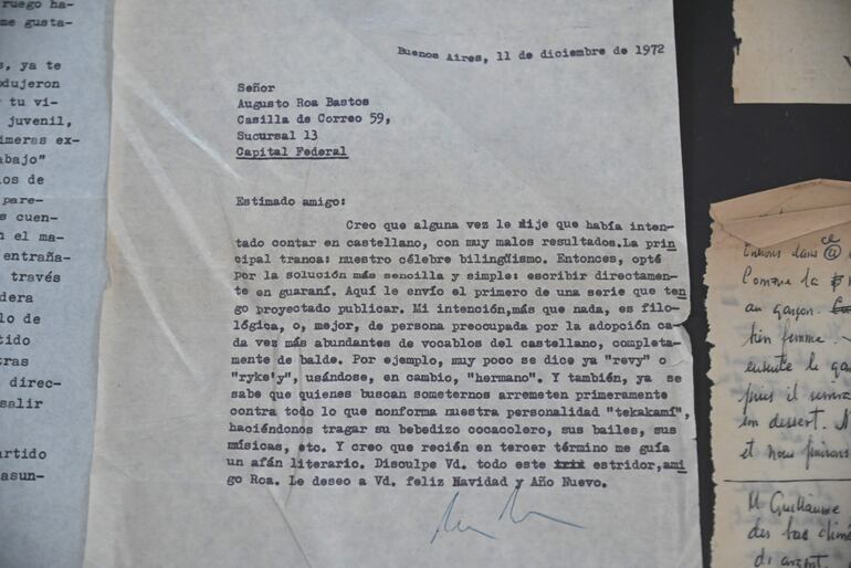 Otra de las notas encontradas entre los libros que pertenecieron a Augusto Roa Bastos.