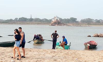 Los canoeros ayudaron a decenas de visitantes a llegar ayer hasta El Peñón, en medio del río.