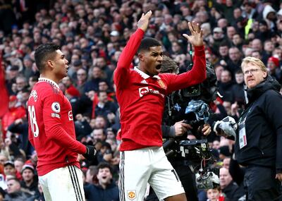 Marcus Rashford (C) del Manchester United celebra anotar la ventaja de 2-1 durante el partido de fútbol de la Premier League inglesa entre el Manchester United y el Manchester City en Manchester, Gran Bretaña, el 14 de enero de 2023.