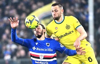 Manolo Gabbiadini (i), de Sampdoria, disputa el balón con Stefan de Vrij, del Inter, durante el partido de ayer.
