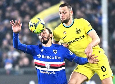 Manolo Gabbiadini (i), de Sampdoria, disputa el balón con Stefan de Vrij, del Inter, durante el partido de ayer.