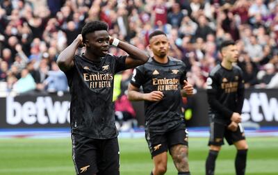 Bukayo Saka (i), futbolista del Arsenal, lamenta el penal errado contra el West Ham por la Premier League en el estadio de Londres.