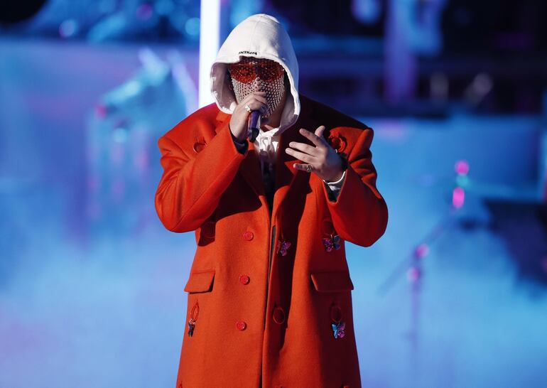 Bad Bunny actúa durante la ceremonia de los Grammy Latino, el jueves.