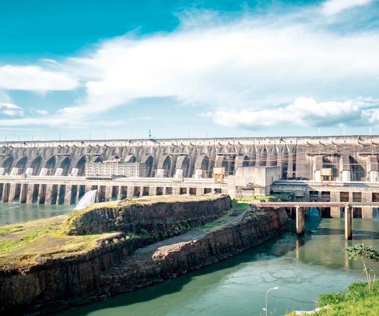 La estrategia de RR.EE. se basa en la supuesta obligación de cesión de la electricidad excedente del Paraguay.