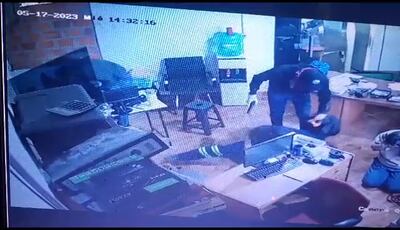 Menos de 30 segundos les tomó a dos asaltantes el llevarse 108 millones de guaraníes de una distribuidora de merienda escolar en Luque.