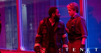 John David Washington y Robert Pattinson en una escena que se destaca por su brillante e impactante iluminación.