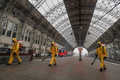 Operarios del Ministerio de Situaciones de Emergencia Ruso sanitizan la estación de tren de Kievsky como parte de una campaña para detener la expansión del coronavirus.