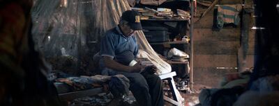 Con su radio, Mateo Sobode Chiqueno se dedica a grabar historias, cánticos, teatralizaciones y otros aspectos de la cultura de los ayoreos.