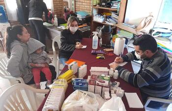 Varios profesionales de la salud ayudaron en la preconsulta a los niños en Caapucú.