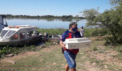 Un familiar retornó en el bote-ambulancia con el cuerpo de Ema Valentina en un  pequeño ataúd.