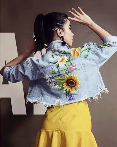 Una de las chaquetas pintadas a mano por Víctor Vera. Cada trabajo es exclusivo. “Únicas para gente única como vos”, refiere el artista.