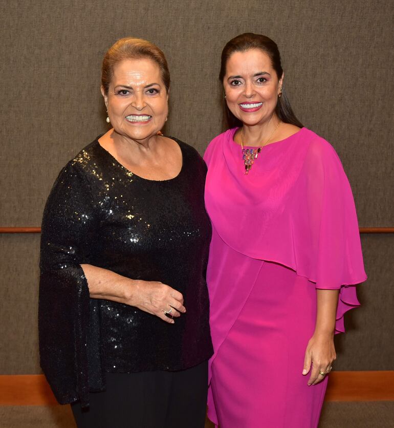 Gloria de Limpias y Tatiana Limpias.