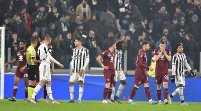 Antonio Sanabria, entre los jugadores de Torino y Juventus al finalizar ayer el derbi de Turín.