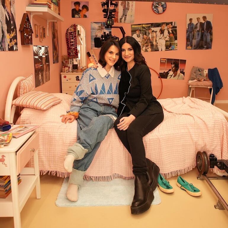 Laura Pausini junto a la actriz Cezara Zeka, que interpreta a la adolescente Laura en el videoclip de Caja y también en la película. Ambas posan en la habitación original de la cantante italiana. (Instagram/Laura Pausini)