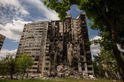 Fotografía de archivo tomada el 25/05/2022, de una vista general de un edificio dañado por un misil ruso en Járkov (Ucrania).