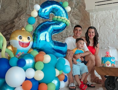 Miguel Almirón y su esposa Alexia Notto posan con el cumpleañero Francesco.