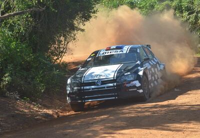 Diego  Domínguez y Edgardo Galindo dominaron ayer la primera etapa del Rally del Guairá, ganando las seis pruebas especiales con el VW Polo GTI R5. La competencia tuerca continúa hoy.