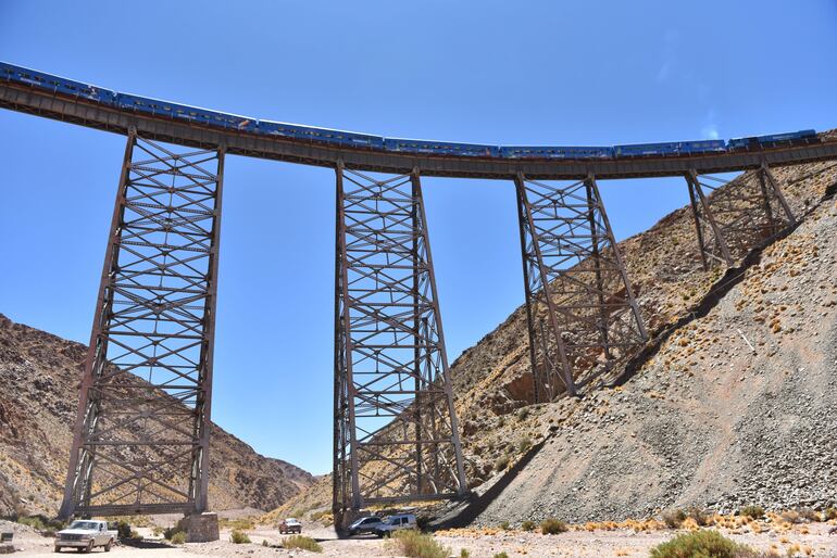 El viaducto "La Polvorilla", cercano a la precordillera de los Andes, en Salta, Argentina. 