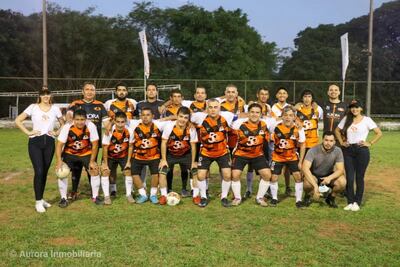 Monarca en Senior. La plantilla de Aurora Inmobiliaria se quedó con el título en la ASO de ABC.