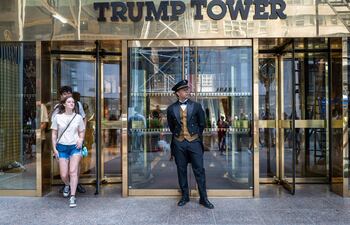La gente sale de Trump Tower en Manhattan en la ciudad de Nueva York. Según un informe reciente, el FBI estaba buscando documentos relacionados con la energía nuclear, entre otras cosas, cuando registraron Mar-a-Lago.