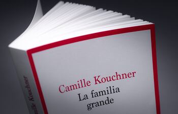 Portada del libro "La familia grande" escrito por Camille Kouchner.