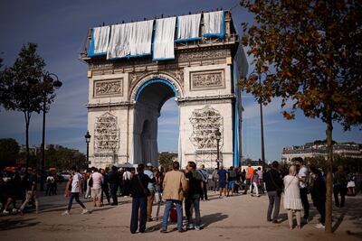 Espectadores observan el envoltorio del Arco del Triunfo, como parte de una instalación del artista Christo, en París, Francia.