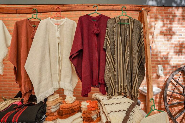 Ponchos en diferentes colores y diseños.