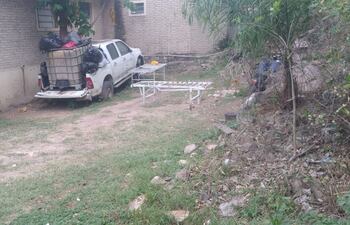 Basuras patológicas acumuladas en este vehículo descompuesto en el patio del hospital, para luego ser quemada en tambores.