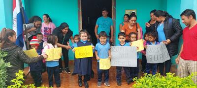 Padres y alumnos de la escuela N° 3419 "Prof. Huber Antonio Paredes" del distrito de Maracaná, Canindeyú, piden rubros al MEC.