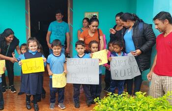 Padres y alumnos de la escuela N° 3419 "Prof. Huber Antonio Paredes" del distrito de Maracaná, Canindeyú, piden rubros al MEC.