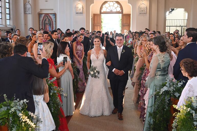 Luján junto a su padre llegando hasta el altar y recibidos por sus familiares y amigos que asistieron a la ceremonia religiosa.