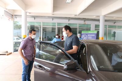 El momento en que el intendente aborda un automóvil para dirigirse a su vivienda.