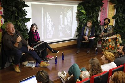 El periodista estadounidense Jon Lee Anderson (i), la periodista colombiana Margarita Martínez (2i), el fotógrafo estadounidense Stephen Ferry (2d) y el periodista Ángel Unfried (d) asisten hoy al conversatorio "Imaginemos la paz" en el marco del décimo Festival Gabo en Bogotá (Colombia).