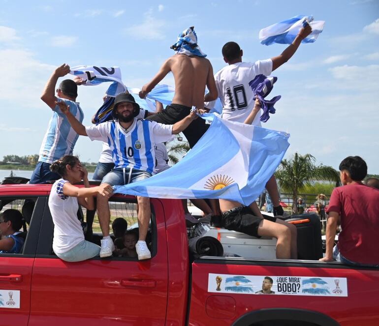 Caravana de hinchas argentinos por la Costanera de Asunción.