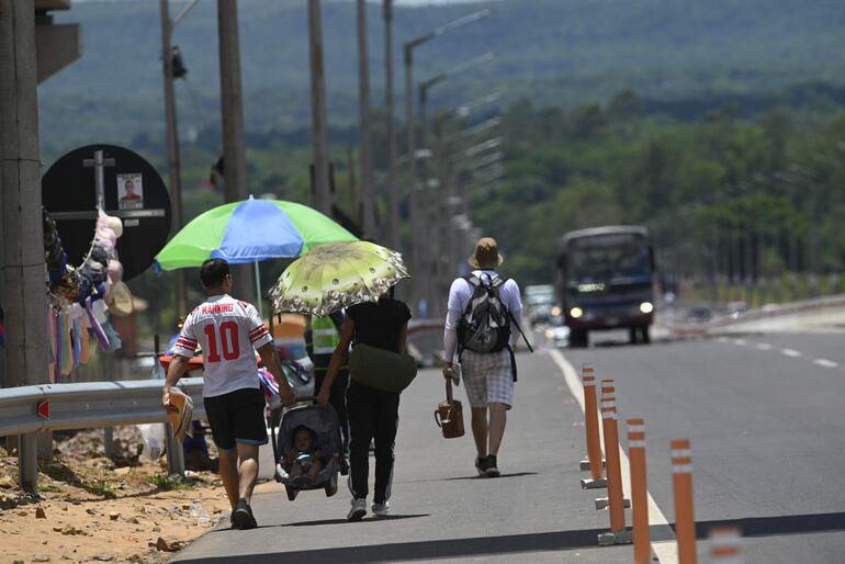 Familiares de doña Deolinda toman la punta en el antiguo eucaliptal, ya sin árboles. 