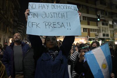 Ciudadanos argentinos se manifestaban en la noche de este lunes en Buenos Aires
